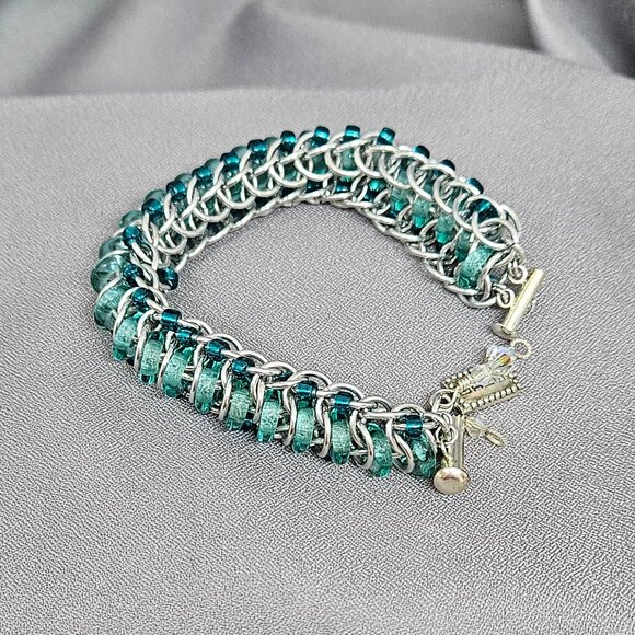 NWOT Bracelet of Seafoam Czech Glass Rings, & Aluminum Rings Handmade 6" - Picture 4 of 13